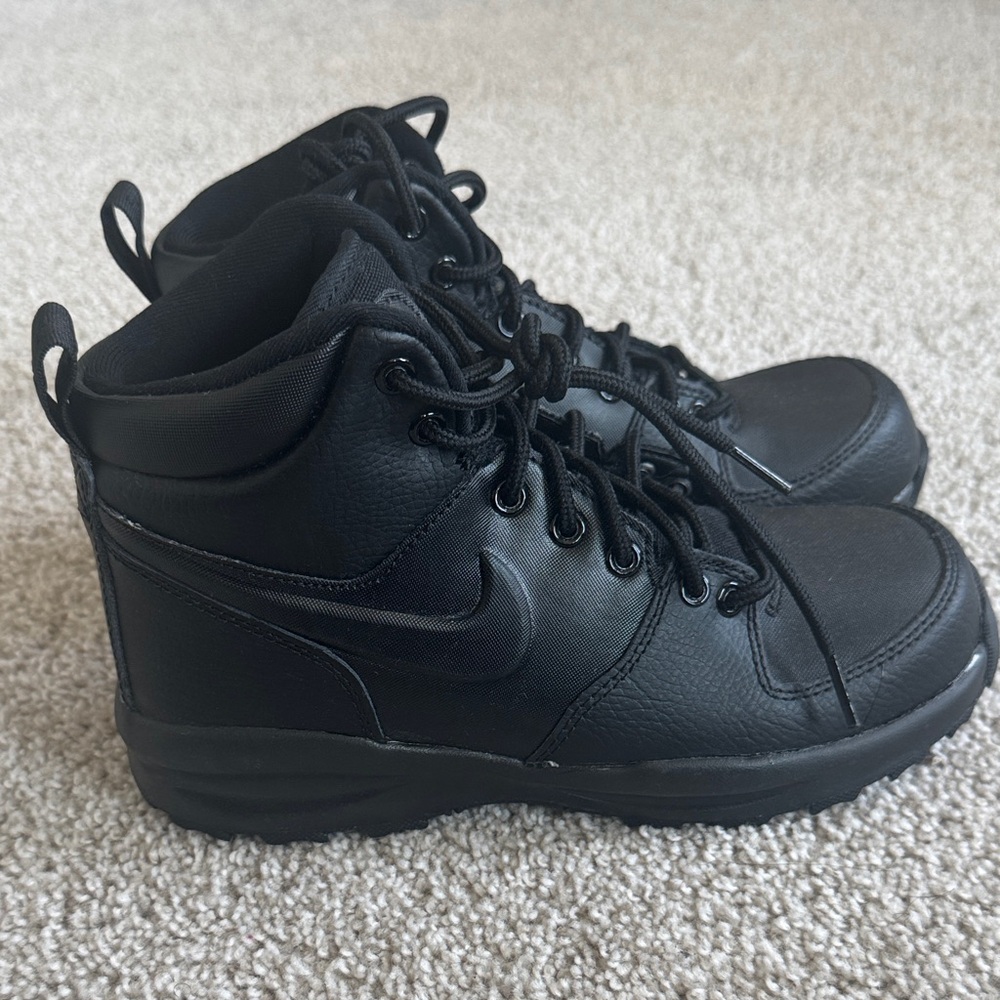 Nike Manoa Leather boots in black.